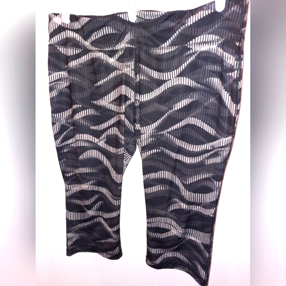 Danskin Size 20 capri black and gray wavy design excellent used condition